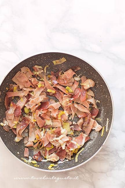 Soffriggere lo speck - Ricetta pasta al forno con funghi e speck