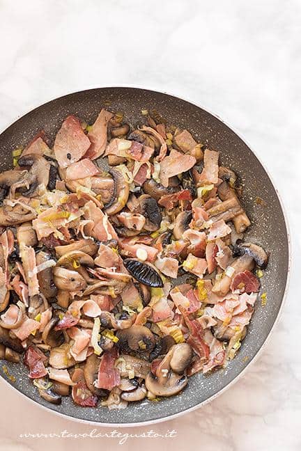 Unire lo speck ai funghi - Ricetta pasta al forno con funghi e speck