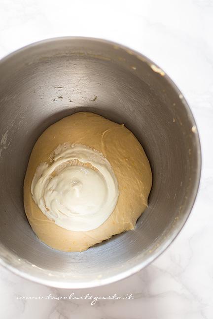 Aggiungere all'impasto il cioccolato bianco - Ricetta Pandorini