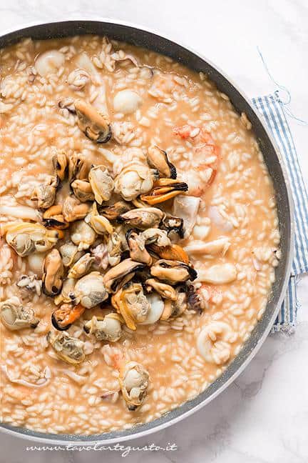 Aggiungere cozze e vongole - Ricetta Risotto alla pescatora