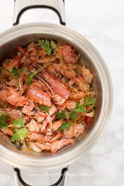 Aggiungere gusci e teste al soffritto - Ricetta Bisque di Gamberi (Fumetto di Crostacei)