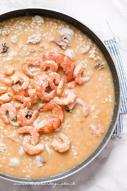 Aggiungere i crostacei - Ricetta Risotto alla pescatora