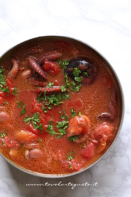 Aggiungere i pomodori pelati - Ricetta Polipetti Affogati