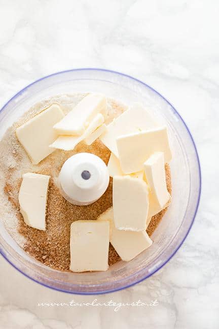 Aggiungere il burro freddo di frigo-Ricetta Biscotti Pan di Zenzero (Gingerbread)