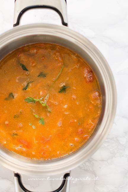 Aggiungere l'acqua al soffritto - Ricetta Bisque di Gamberi (Fumetto di Crostacei)