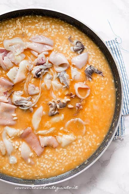 Aggiungere seppie e calamari al risotto - Ricetta Risotto alla pescatora