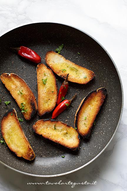 Crostini per accompagnare i Polipetti Affogati - Ricetta Polipetti Affogati
