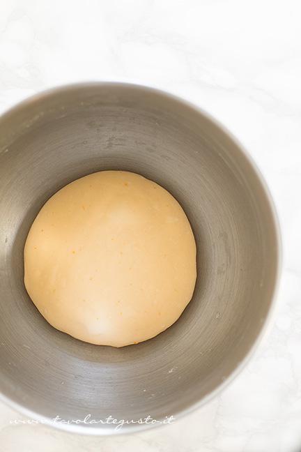 Impasto pronto per la seconda lievitazione - Ricetta Pandorini