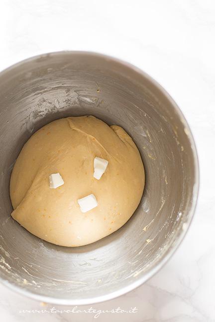 Incordare l'impasto aggiungendo il burro a piccole dosi -Ricetta Pandorini