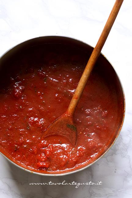 La salsa ristretta dopo la seconda cottura - Ricetta Polipetti Affogati