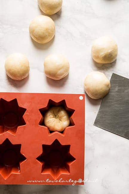 Pezzare l'impasto, formare le palline e inserirle negli stampi - Ricetta Pandorini