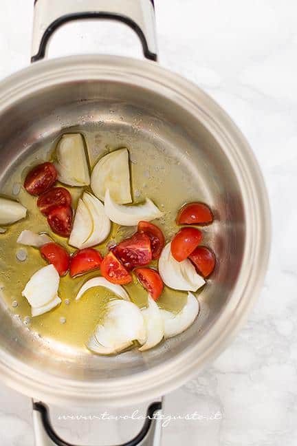 Preparare il soffritto - Ricetta Bisque di Gamberi (Fumetto di Crostacei)