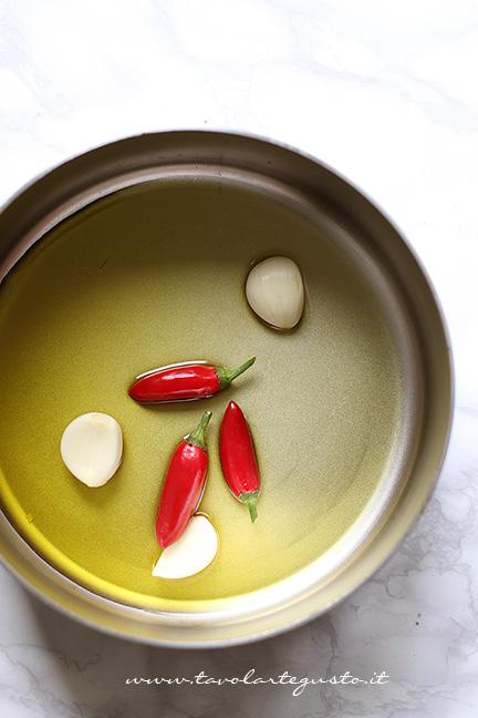 Soffriggere aglio,olio e peperoncino - Ricetta Polipetti Affogati