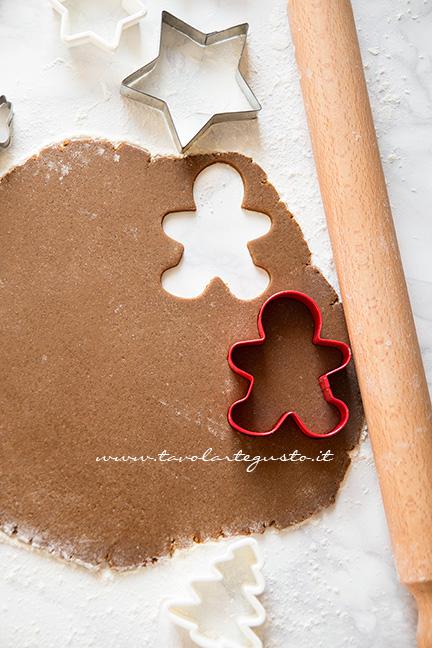 Stendere l'impasto e intagliare i biscotti - Ricetta Biscotti Pan di Zenzero (Gingerbread)