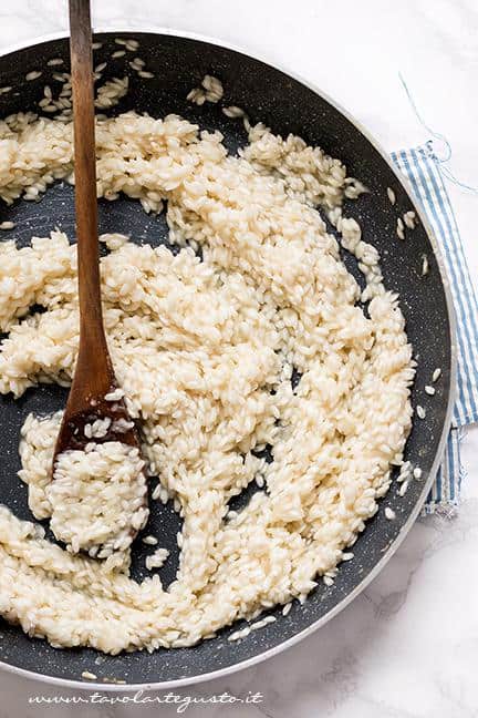Tostare il riso - Ricetta Risotto alla pescatora