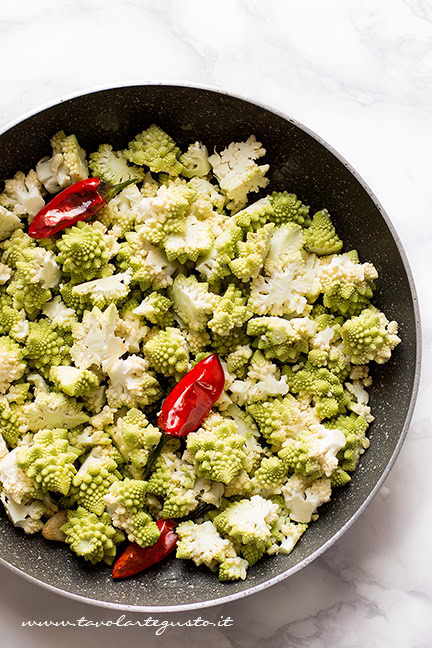Soffriggere i broccoli romani con aglio e peperoncino - Ricetta pasta con crema di broccoli