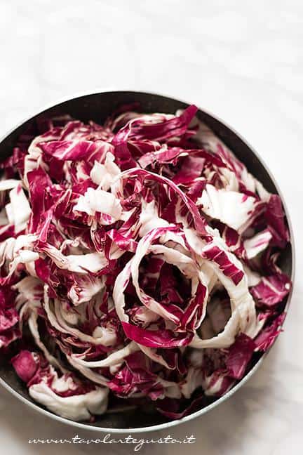 Aggiungere il radicchio in padella - Ricetta Lasagne al Radicchio
