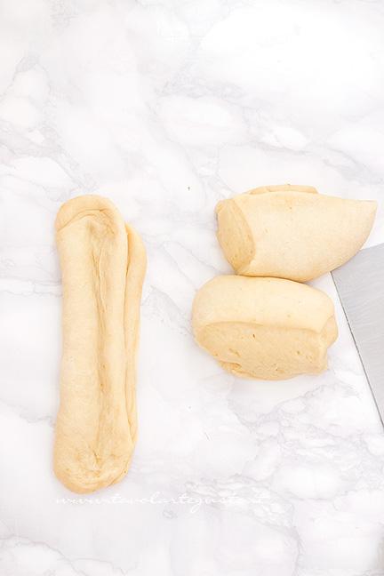 Come formare il filoncino per la treccia1 - Ricetta Brioche dolce con solo albumi