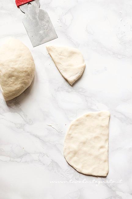Formare le Chiacchiere senza uova e burro1 - Ricetta Chiacchiere senza uova e burro