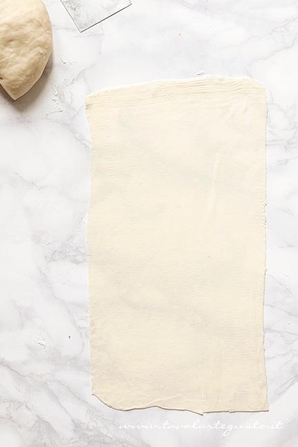 Formare le Chiacchiere senza uova e burro2 - Ricetta Chiacchiere senza uova e burro
