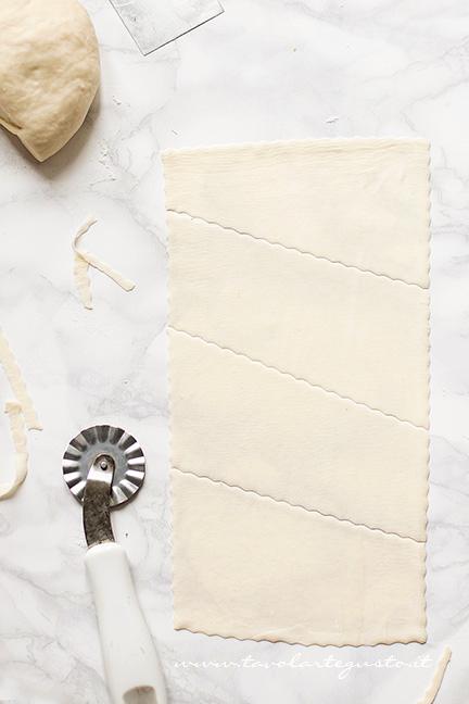 Formare le Chiacchiere senza uova e burro3 - Ricetta Chiacchiere senza uova e burro