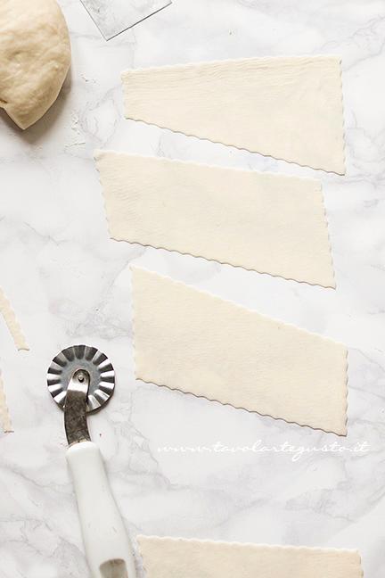 Formare le Chiacchiere senza uova e burro4 - Ricetta Chiacchiere senza uova e burro