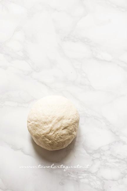 Formare una palla liscia - Ricetta Chiacchiere senza uova e burro