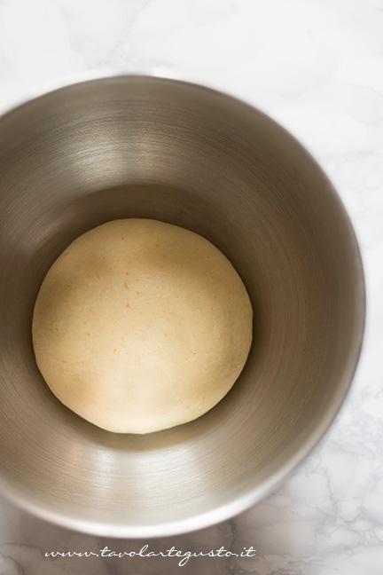 Impasto della brioche dolce agli albumi incordato - Ricetta Brioche dolce con solo albumi