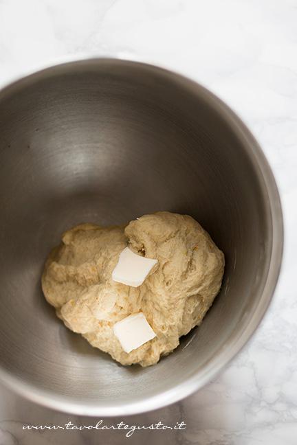 Incordare l'impasto della brioche dolce agli albumi1 - Ricetta Brioche dolce con solo albumi