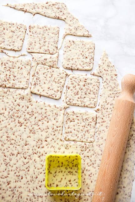 Intagliare i Crackers - Ricetta Crackers senza lievito