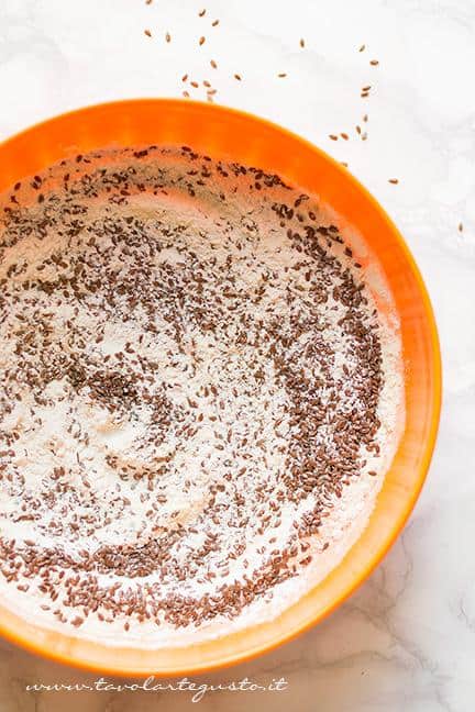 Mescolare farine, sale e semi -Ricetta Crackers senza lievito