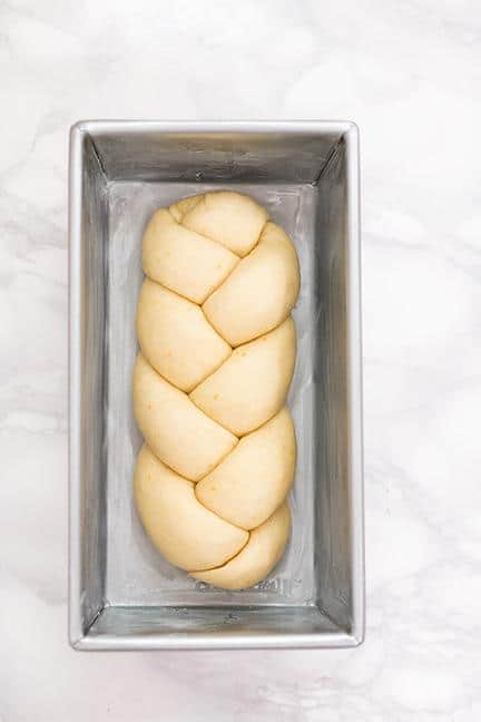 Mettere la treccia a lievitare nello stampo - Ricetta Brioche dolce con solo albumi