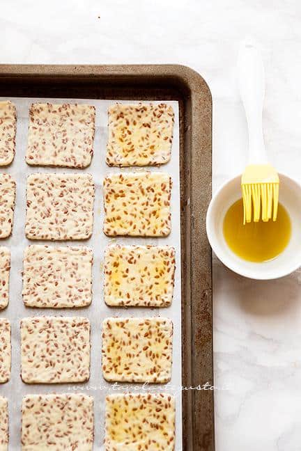 Pennellare la superficie dei CrakersRicetta Crackers senza lievito