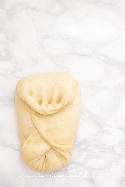 Ripiegare l'impasto - Ricetta Brioche dolce con solo albumi