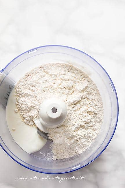 Unire nel mixer yogurt e farina - Ricetta Chiacchiere senza uova e burro