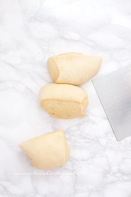dividere l'impasto in 3 parti uguali - Ricetta Brioche dolce con solo albumi