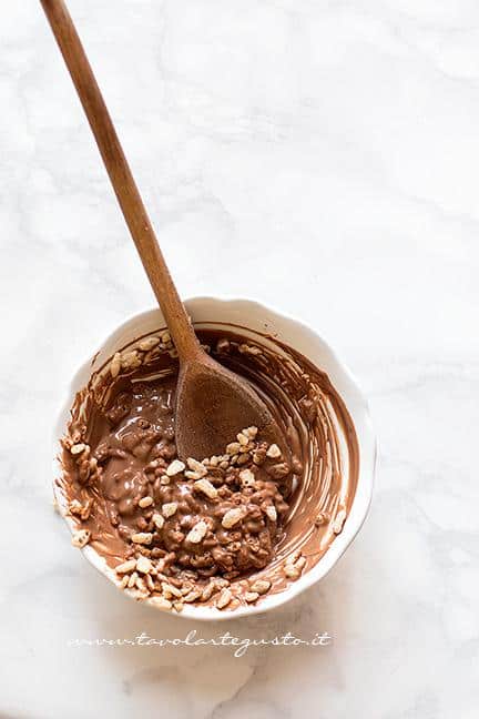 Aggiungere il riso soffiato - Ricetta Ovetti di cioccolato e riso soffiato