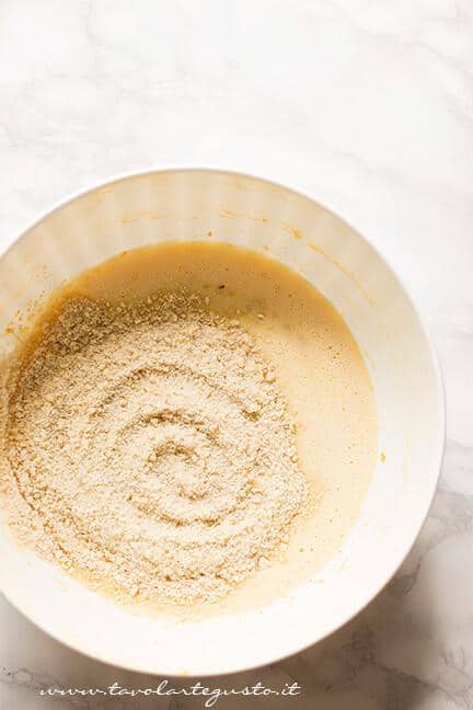 Aggiungere la farina di mandorle - Ricetta Torta di Carote e Mandorle