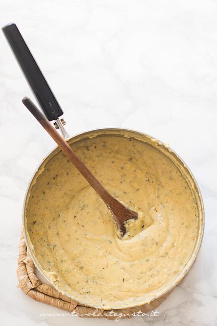 Aggiungere le farine e cuocere qualche minuto - Ricetta Chips di farina di ceci e rosmarino