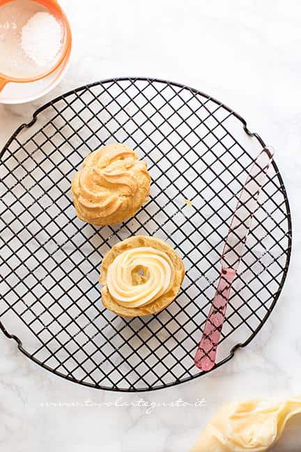 Aprire le zeppole e farcirle - Ricetta Zeppole di San Giuseppe al forno