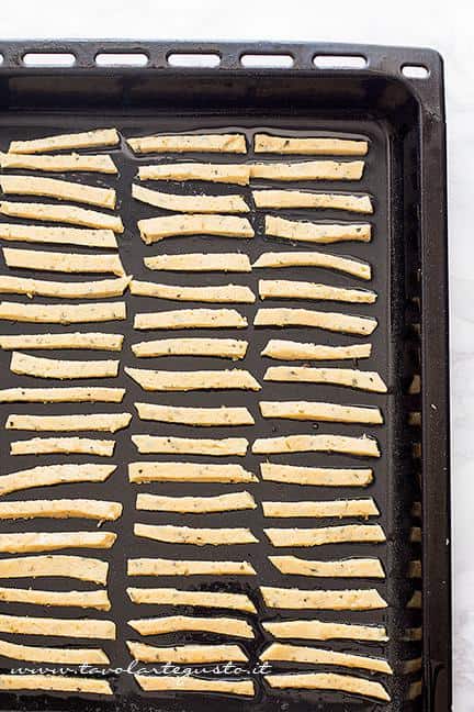 Chips in teglia pronte per essere infornate - Ricetta Chips di farina di ceci e rosmarino