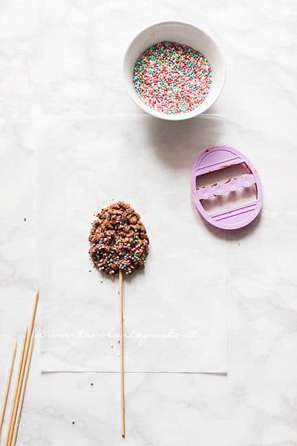 Come fare gli ovetti lollipop - Ricetta Ovetti di cioccolato e riso soffiato