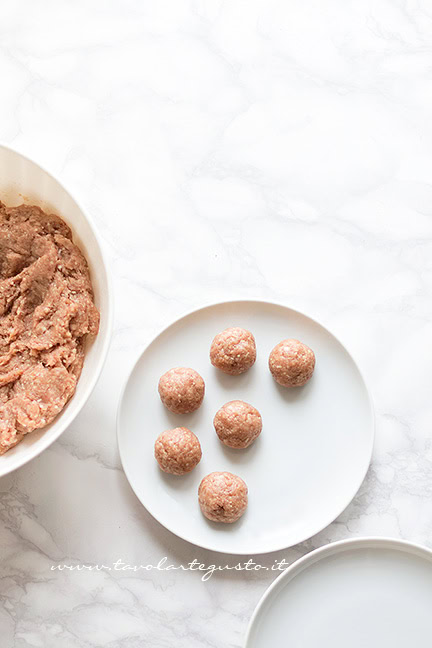 Formare le polpette - Ricetta Polpette al sugo