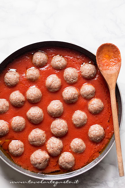 Immergere le Polpette nel sugo e lasciare cuocere - Ricetta Polpette al sugo