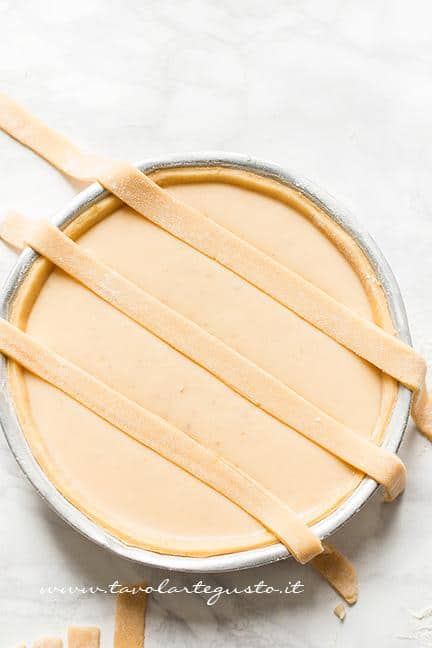 Rifinire la pastiera con le striscioline1 - Ricetta Pastiera napoletana