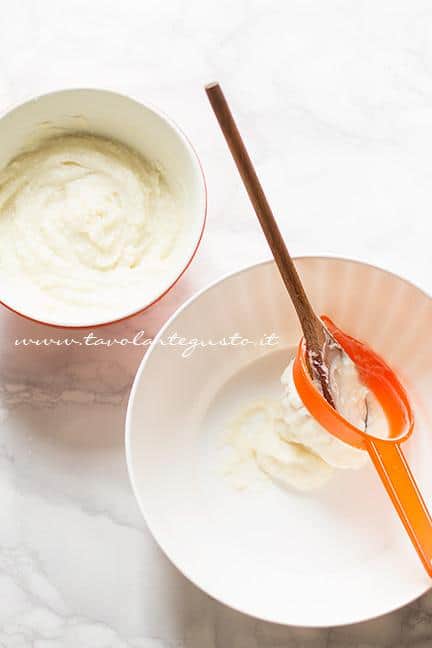 Setacciare la ricotta - Ricetta Pastiera napoletana