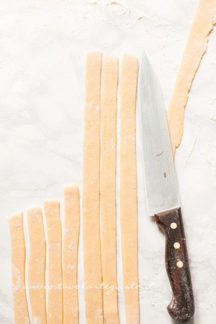 Tagliare le striscioline - Ricetta Pastiera napoletana