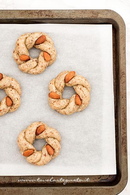 Taralli pronti da infornare - Ricetta Taralli sugna e pepe