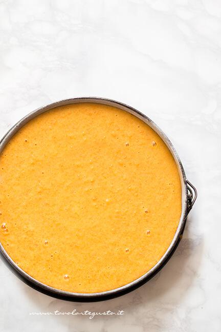 Versare l'impasto nella teglia - Ricetta Torta di Carote e mandorle