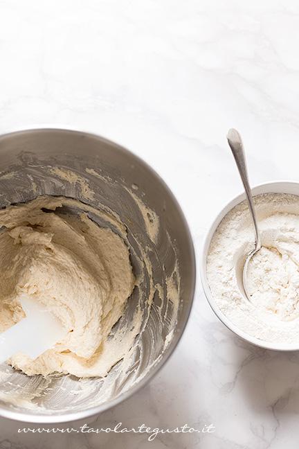 Aggingere un pò di farina all'impasto - Ricetta Torta al doppio cioccolato